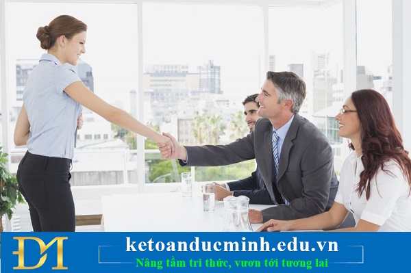 Chào hỏi, bắt tay người phỏng vấn