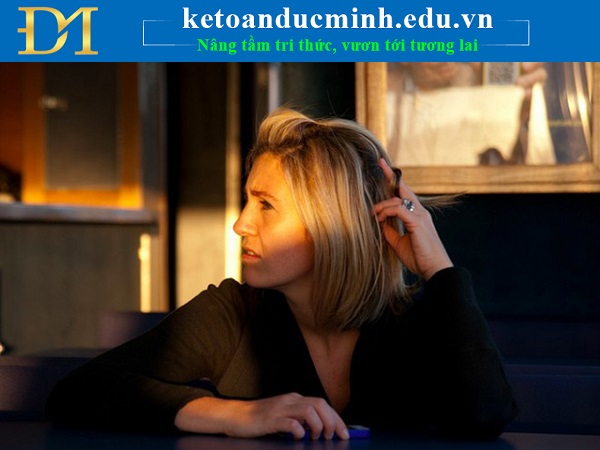  Nghịch tóc hoặc các hành động liên quan đến tóc